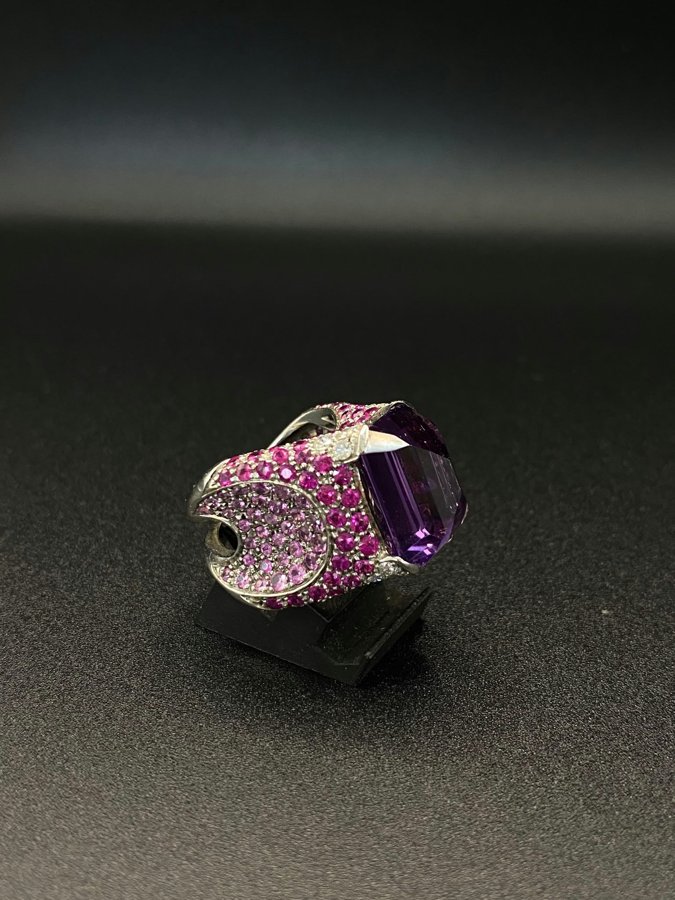 Anillo de amatista con pavé de zafiros rosas Terry's Oro