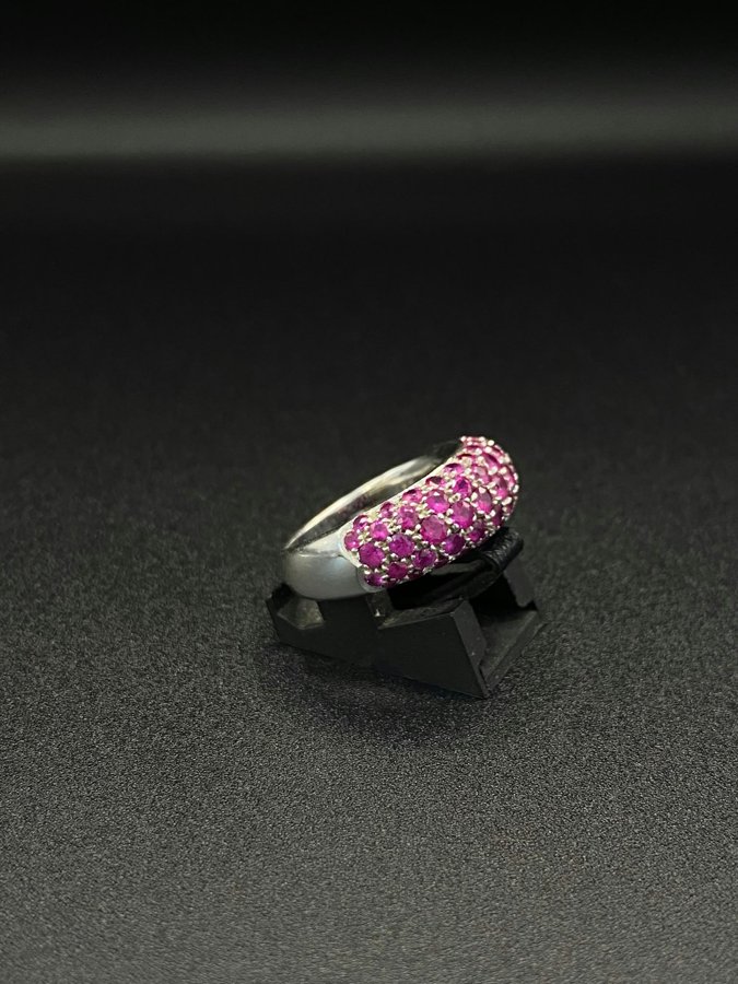 Anillo de oro blanco con rubíes en pavé Terry's Oro