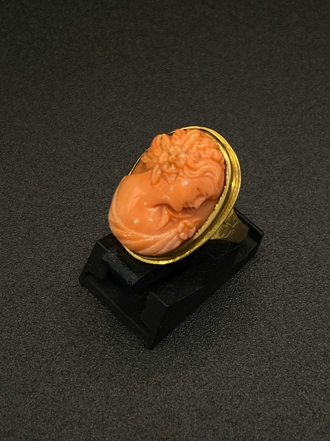 Anillo camafeo de coral tallado Terry's Oro