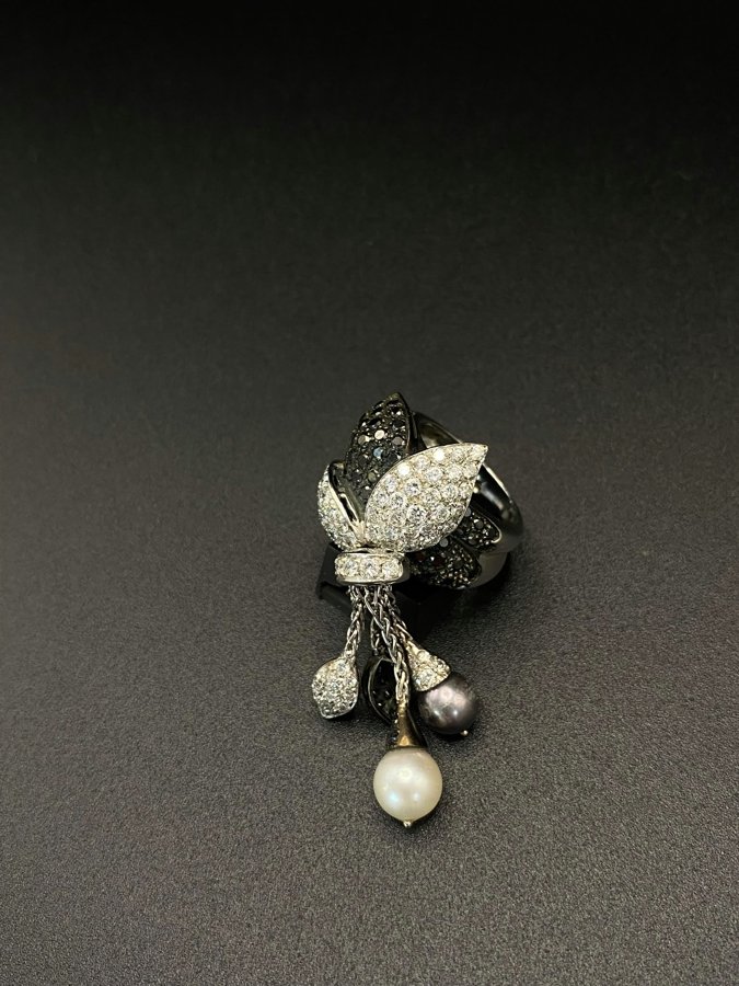 Anillo de hojas con diamantes y perlas colgantes Terry's Oro