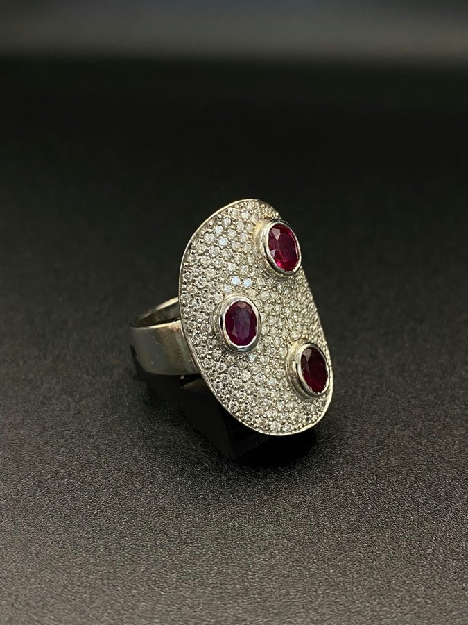 Anillo ovalado de rubíes y diamantes en pavé Terry's Oro