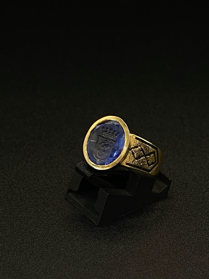 Anillo sello de oro con zafiro tallado Terry's Oro