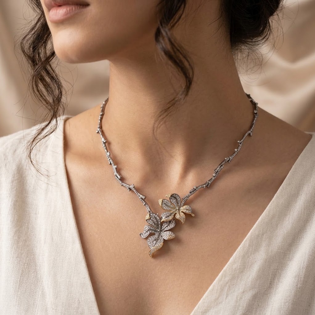 Collar flor de diamantes Terry's Oro puesto